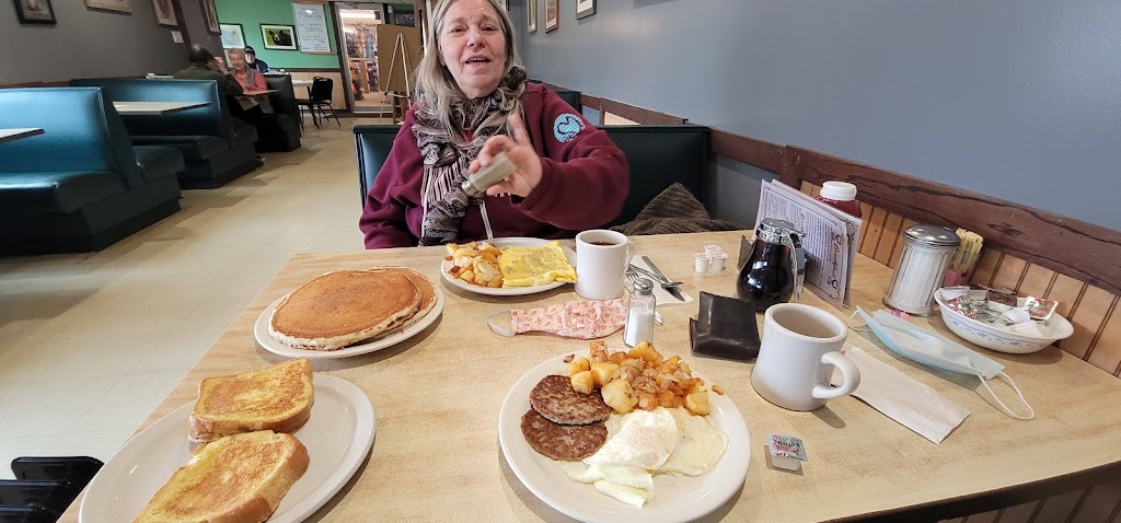 95 Diner | restaurant | 64 Lagrange Rd, Howland, ME 04448, USA | 2077323412 OR +1 207-732-3412