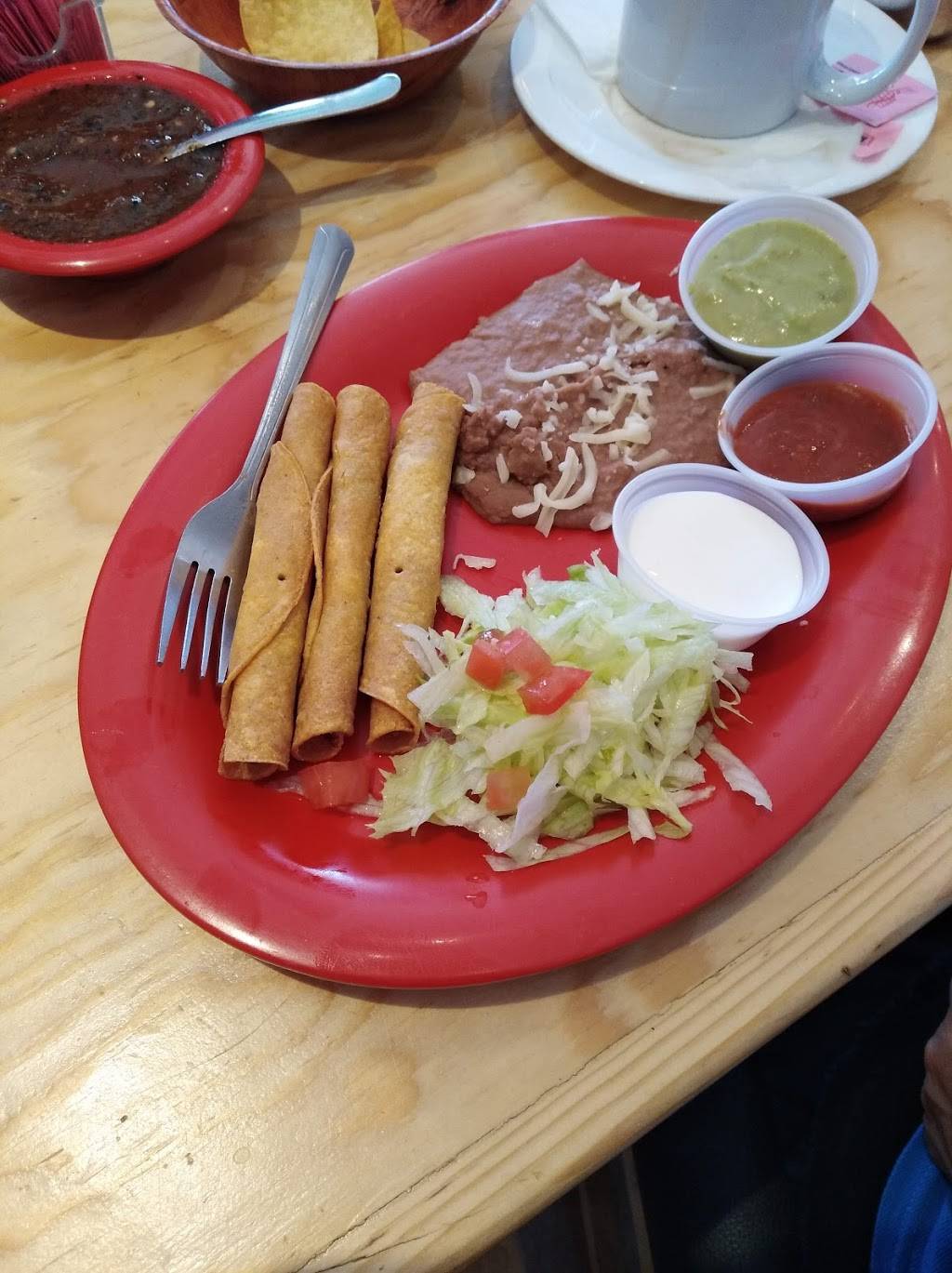 El Crucero | restaurant | 251 Horizon Blvd, Socorro, TX 79927, USA | 9158602376 OR +1 915-860-2376