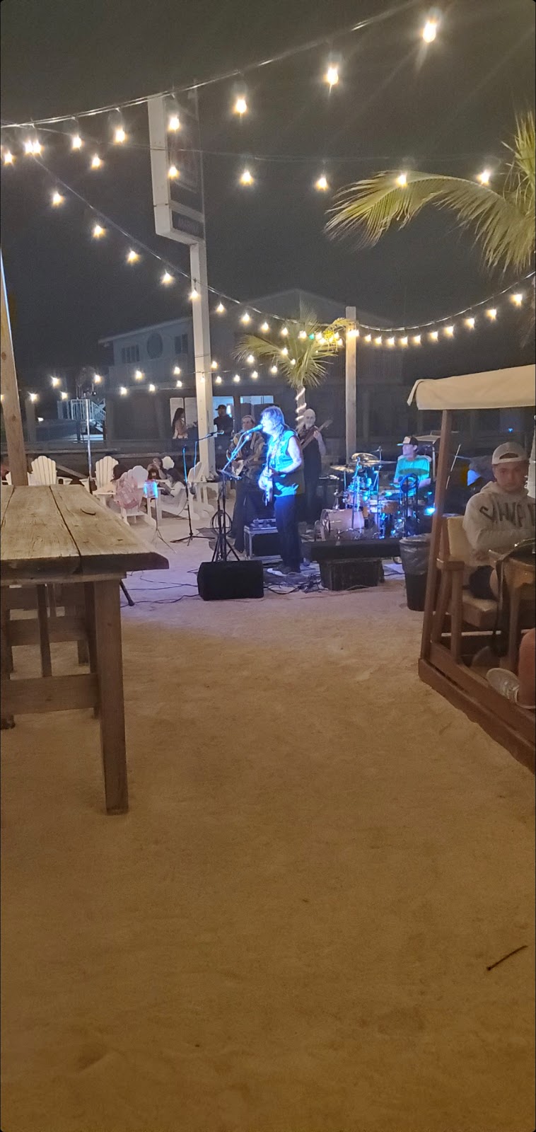 Blufins Bayside Bar and Grill | restaurant | 200 Florida Ave, Tavernier, FL 33070, USA | 3053062011 OR +1 305-306-2011