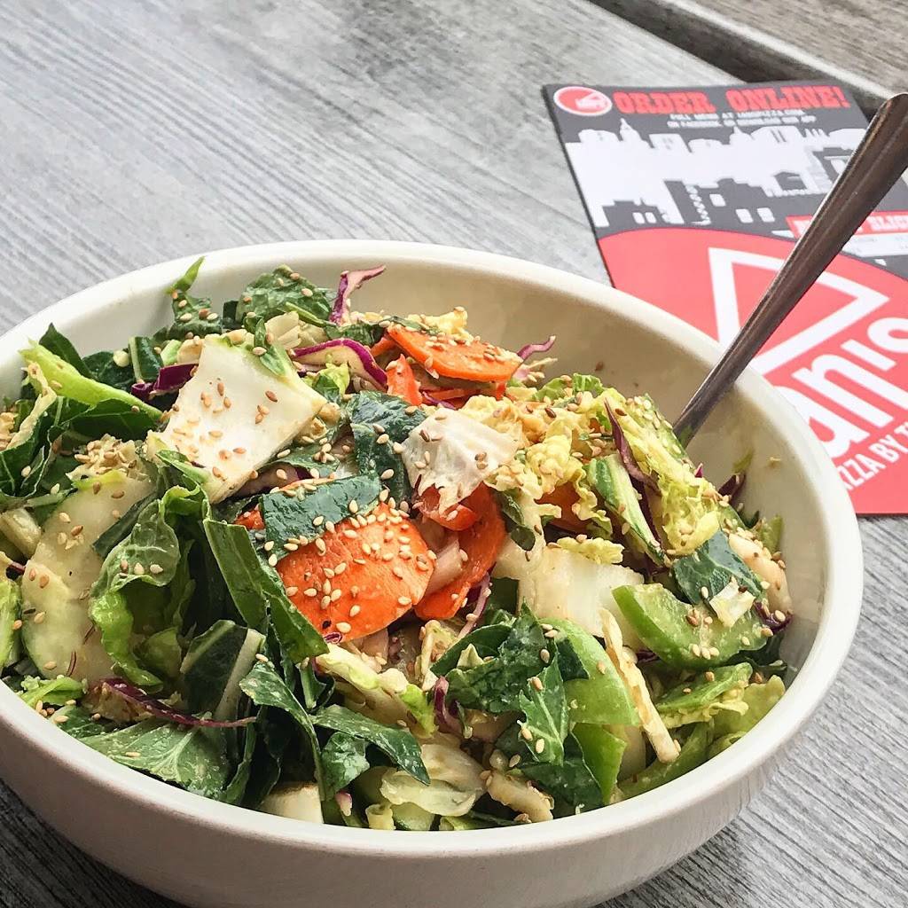 Ians Pizza Garver | restaurant | 3241 Garver Green Suite 121, Madison, WI 53704, USA | 6082579248 OR +1 608-257-9248