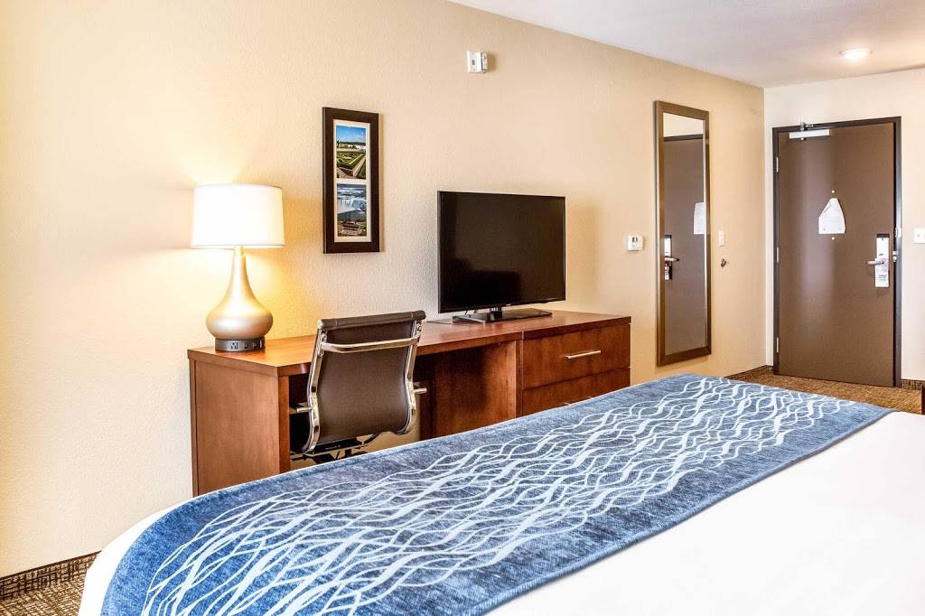 Comfort Inn & Suites | restaurant | 6115 Niagara Falls Blvd, Niagara Falls, NY 14304, USA | 7165242727 OR +1 716-524-2727