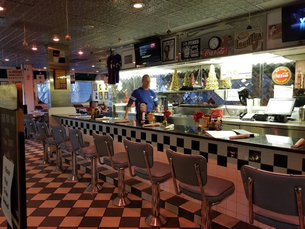 Moonlight Diner | restaurant | 6250 Tower Rd, Denver, CO 80249, USA | 3033071750 OR +1 303-307-1750