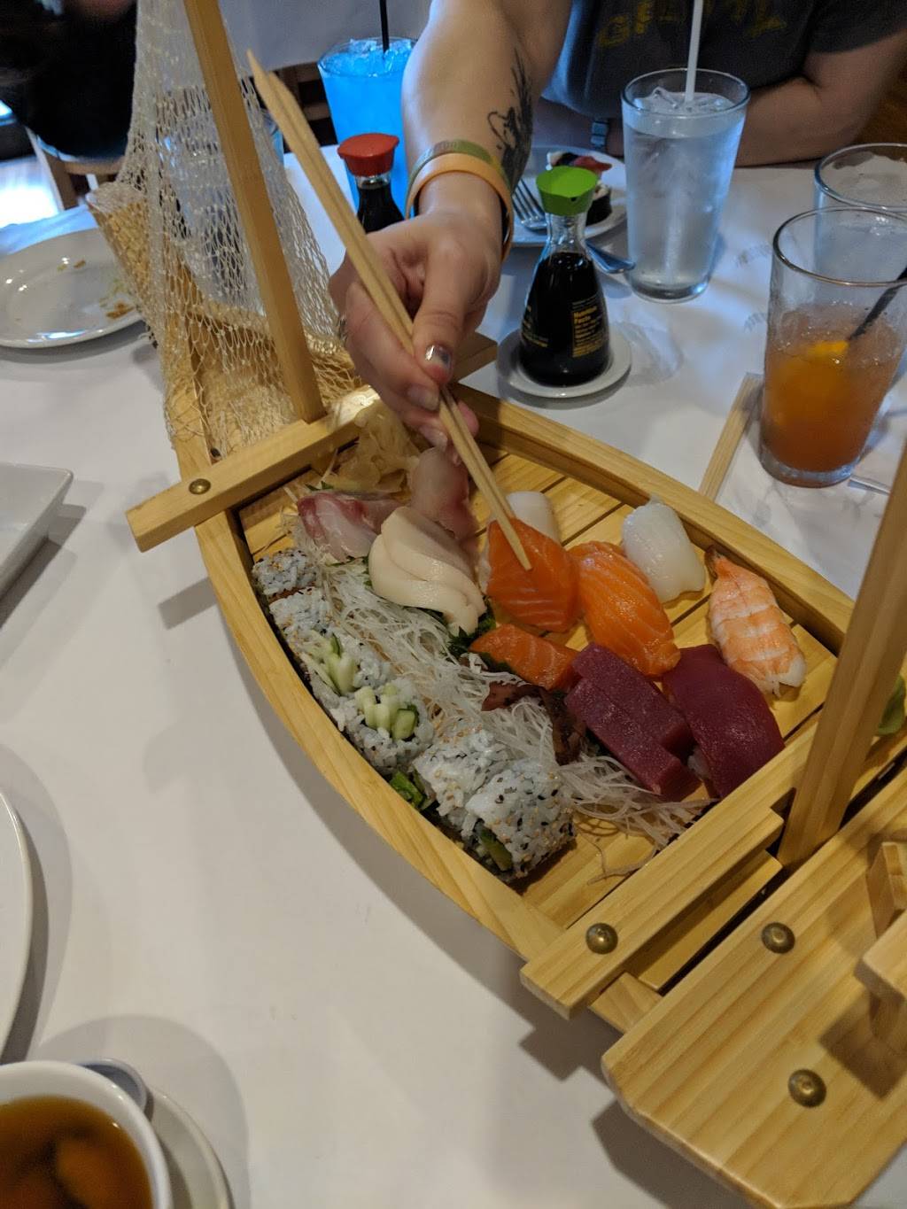 Golden Rolls | restaurant | 790 S Eastwood Dr, Woodstock, IL 60098, USA | 8153085099 OR +1 815-308-5099