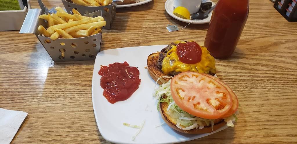 Family Table Cafe | restaurant | 3343 Auburn Rd, Auburn Hills, MI 48326, USA | 2482933351 OR +1 248-293-3351