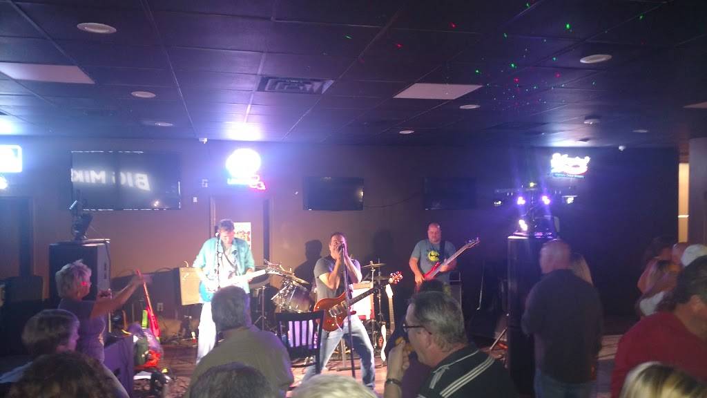 Big Mikes Sports Bar & Grill | restaurant | 123 Aspen Square, Denham Springs, LA 70726, USA | 2252435258 OR +1 225-243-5258