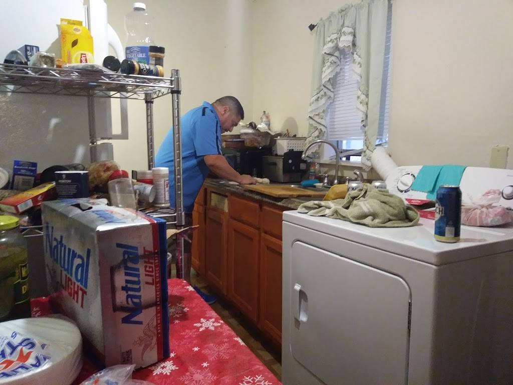 Longorias Grocery & Grill | restaurant | 201 Brady Blvd, San Antonio, TX 78207, USA | 2102278500 OR +1 210-227-8500