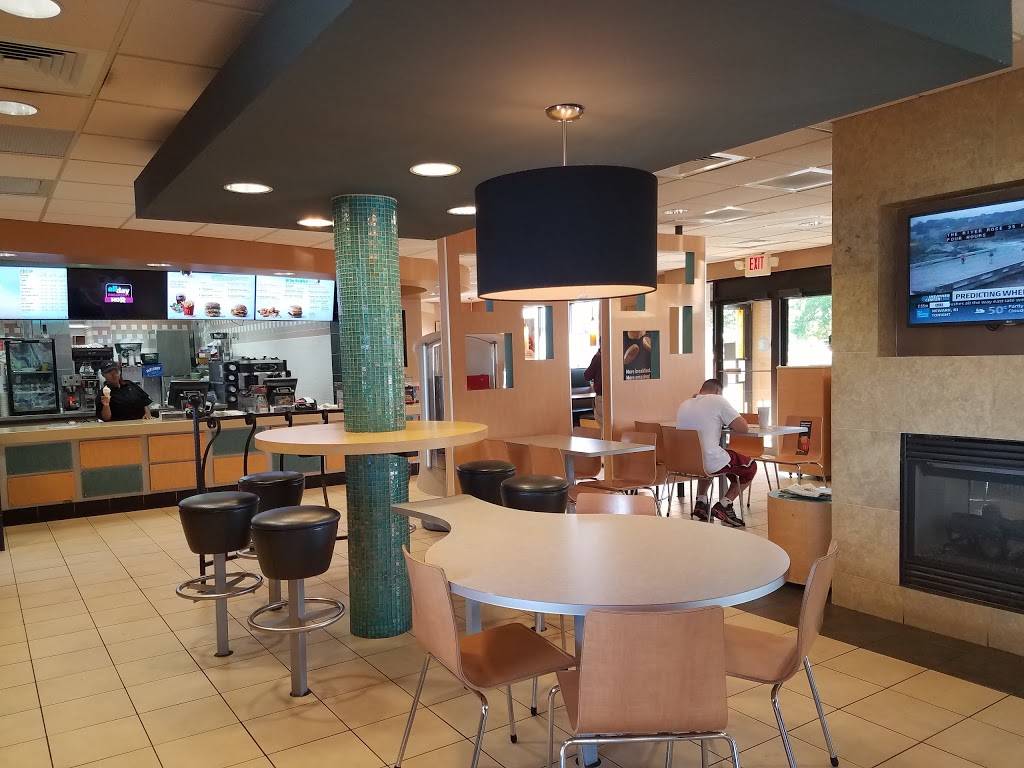 McDonalds | cafe | 4550 S 108th St, Greenfield, WI 53228, USA | 4144257206 OR +1 414-425-7206