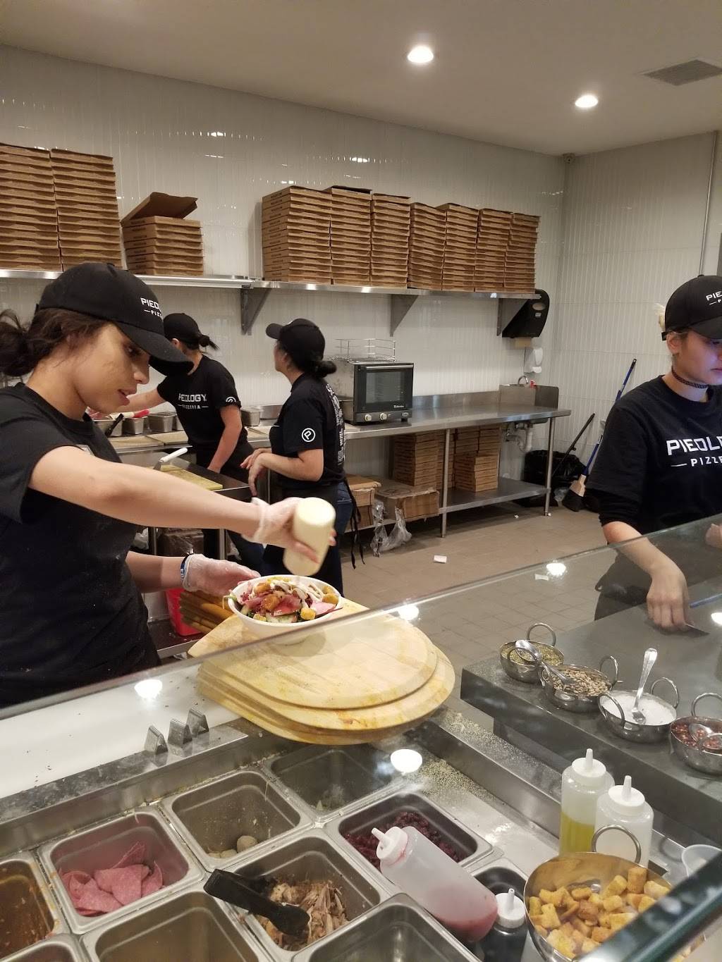 Pieology Pizzeria | restaurant | 1318 George Dieter Dr, El Paso, TX 79936, USA | 9153002729 OR +1 915-300-2729