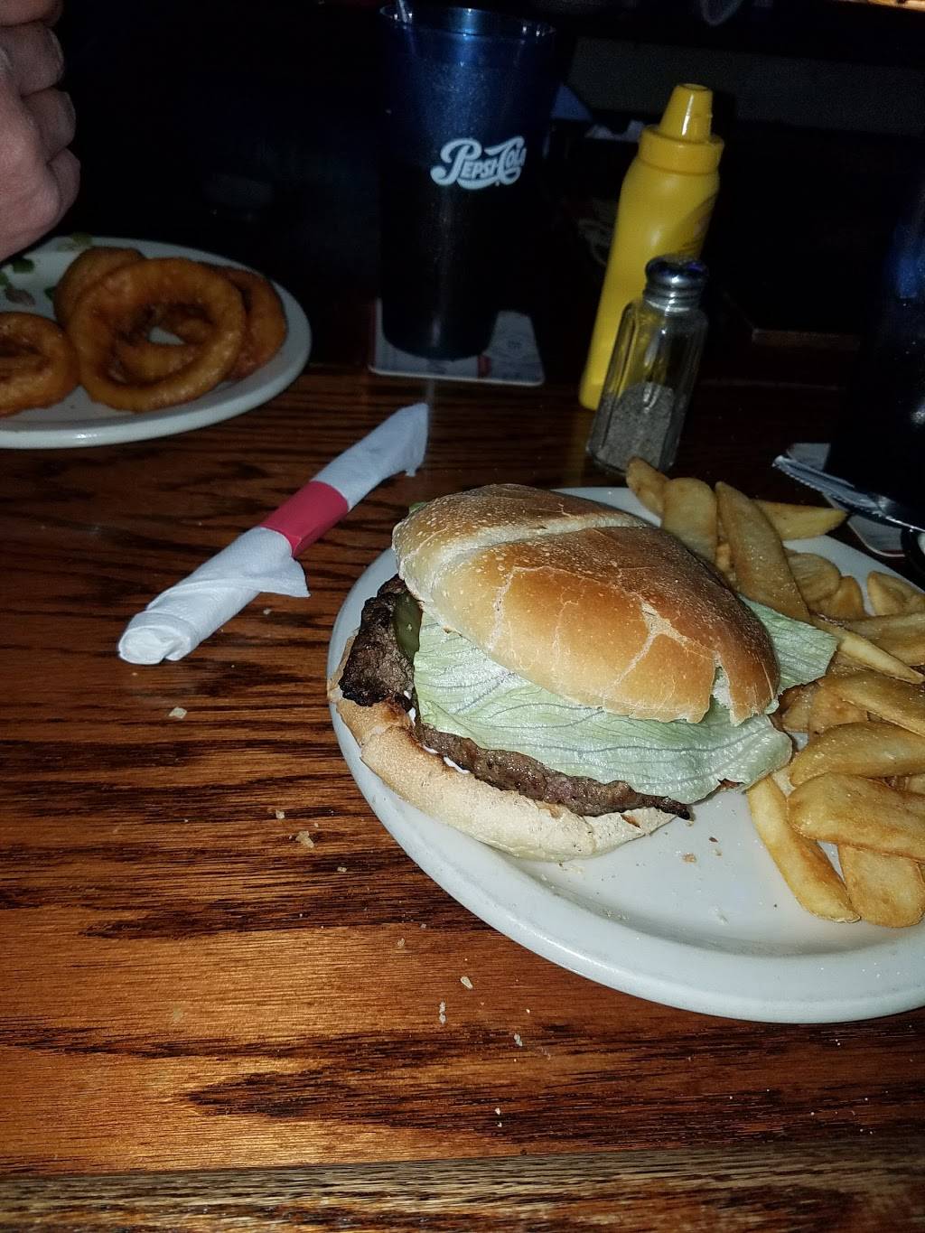 Carsons Sports Bar & Restaurant | restaurant | 1712 S 9th St, St. Louis, MO 63104, USA | 3144362707 OR +1 314-436-2707