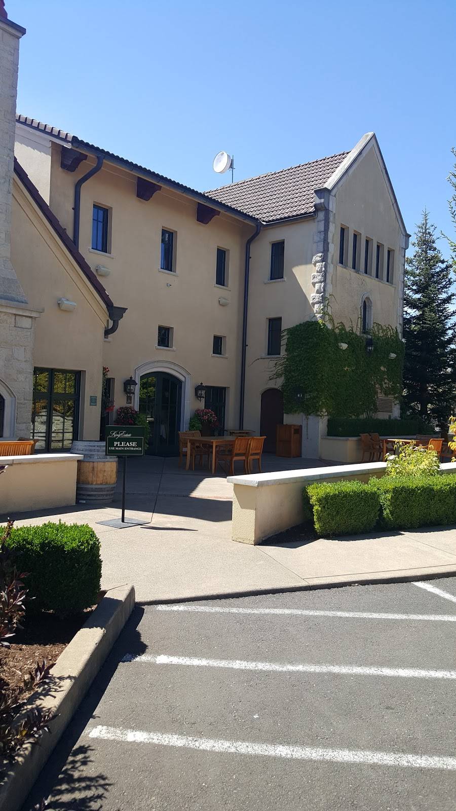 King Estate Winery | restaurant | 80854 Territorial Hwy, Lorane, OR 97451, USA | 5416855189 OR +1 541-685-5189