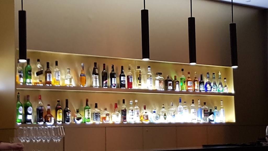 Le ST Laurent Restaurant | restaurant | 460 St. Laurent Boulevard, Penthouse, Ottawa, ON K1K 4Z2, Canada | 6134211444 OR +1 613-421-1444