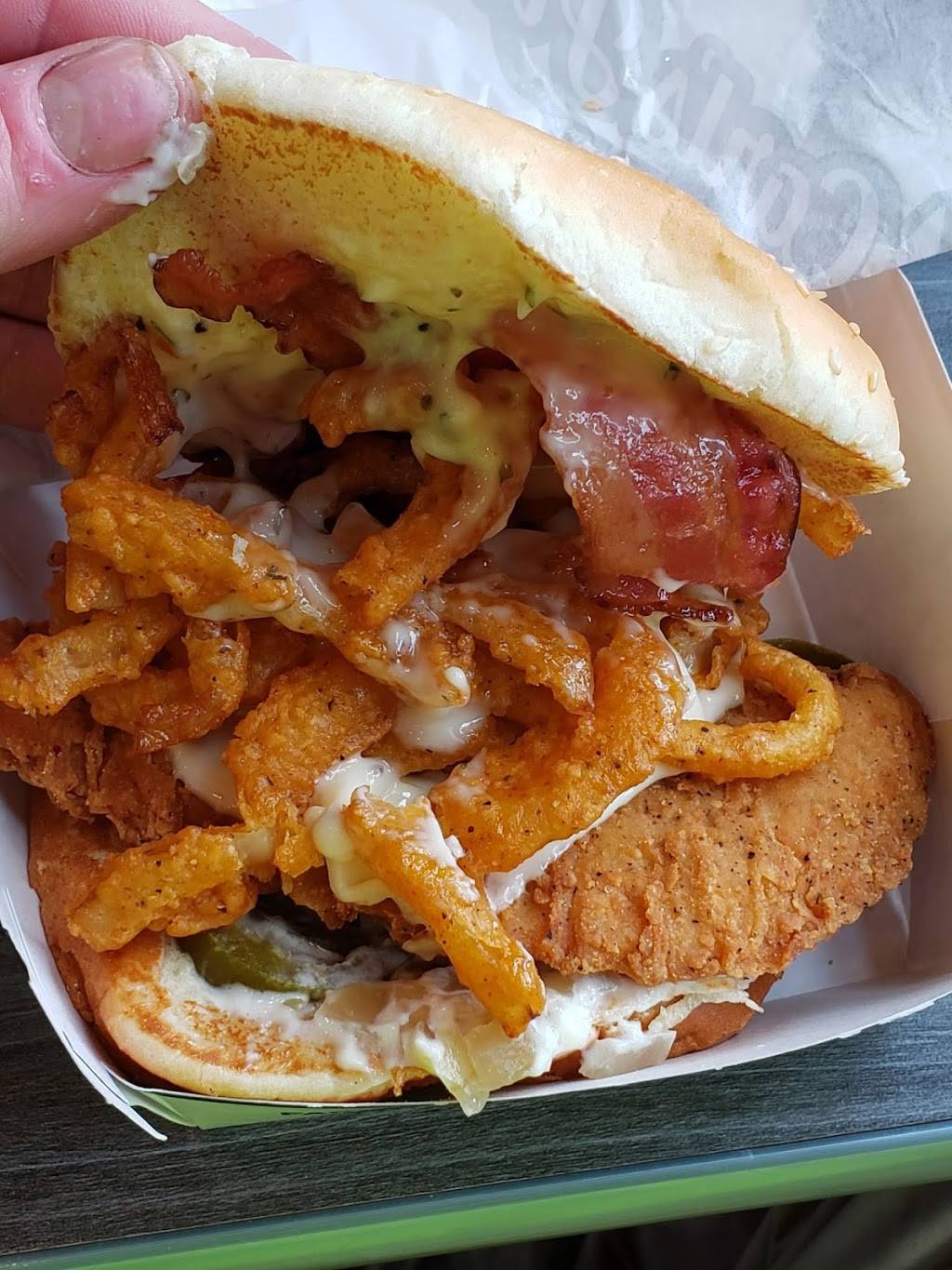 Carls Jr. | restaurant | 250 NE Columbia Blvd, Portland, OR 97211, USA | 5034776387 OR +1 503-477-6387