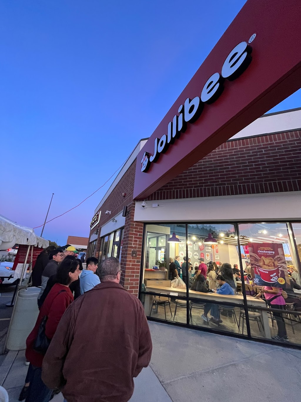 Jollibee | meal takeaway | 396 W Army Trail Rd, Bloomingdale, IL 60108, USA | 8479084060 OR +1 847-908-4060