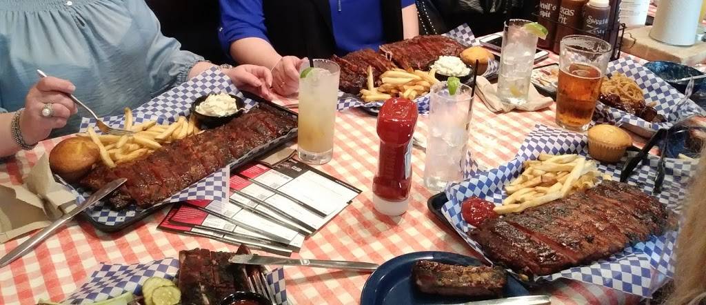 Famous Daves Bar-B-Que | restaurant | 1631 W Lake St, Addison, IL 60101, USA | 6302610100 OR +1 630-261-0100