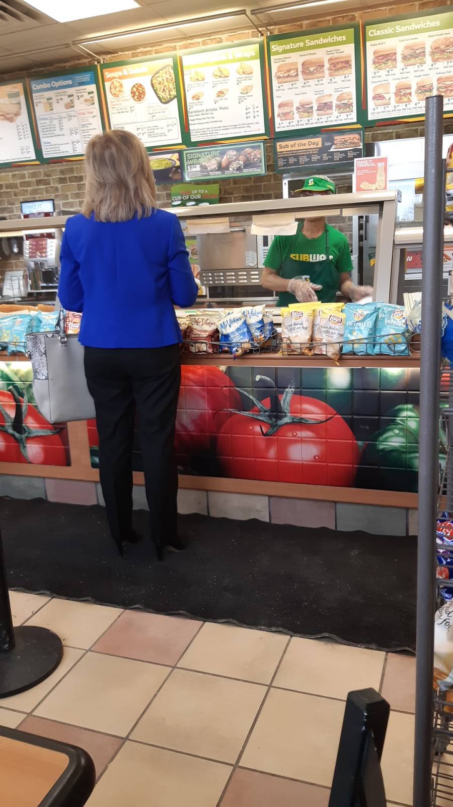 Subway | restaurant | Lowes, 3828 Innes Rd, Orléans, ON K4A 4C5, Canada | 6138241946 OR +1 613-824-1946