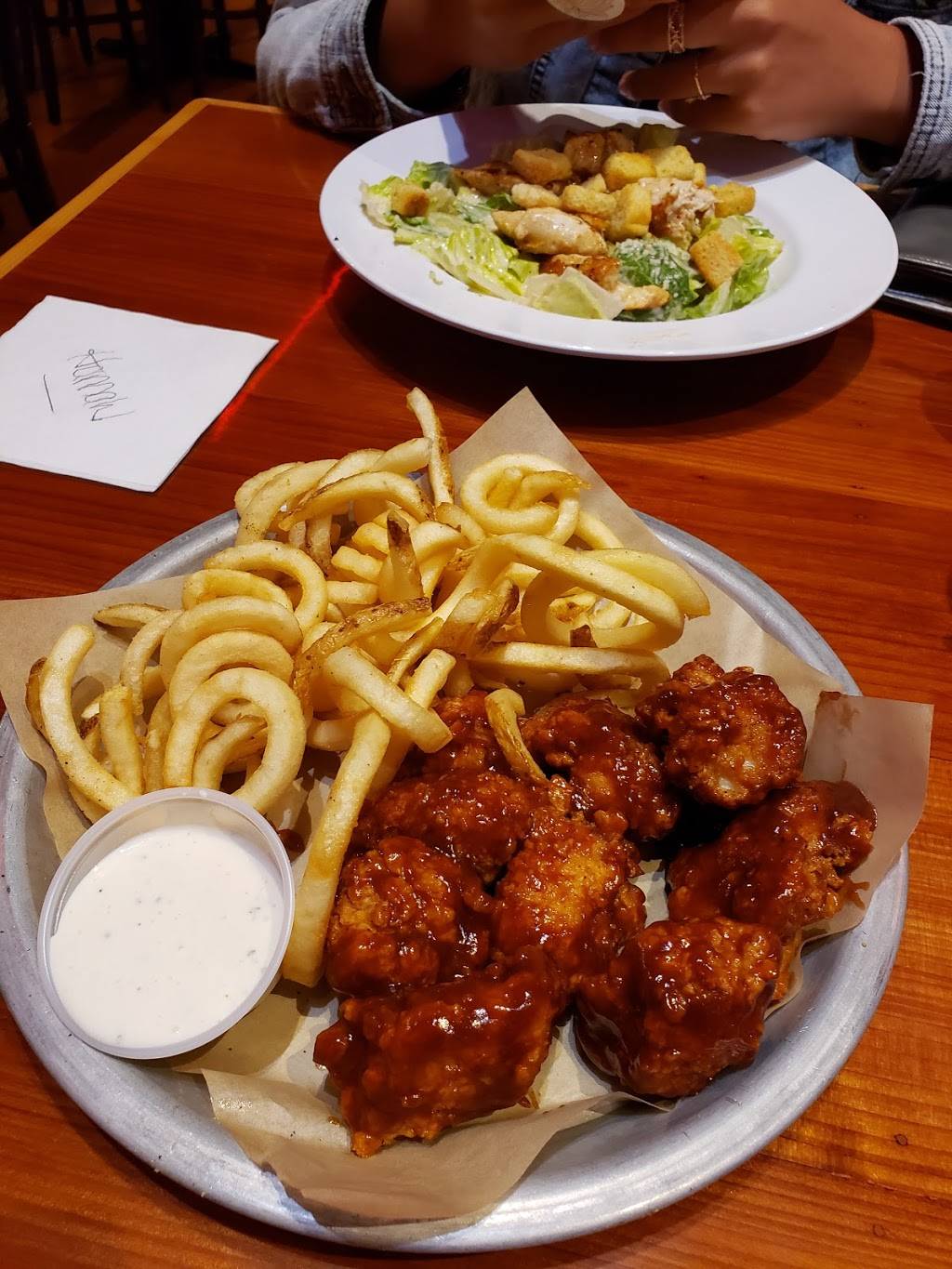 Hooters | meal takeaway | 8108 E 61st St, Tulsa, OK 74133, USA | 9182504668 OR +1 918-250-4668