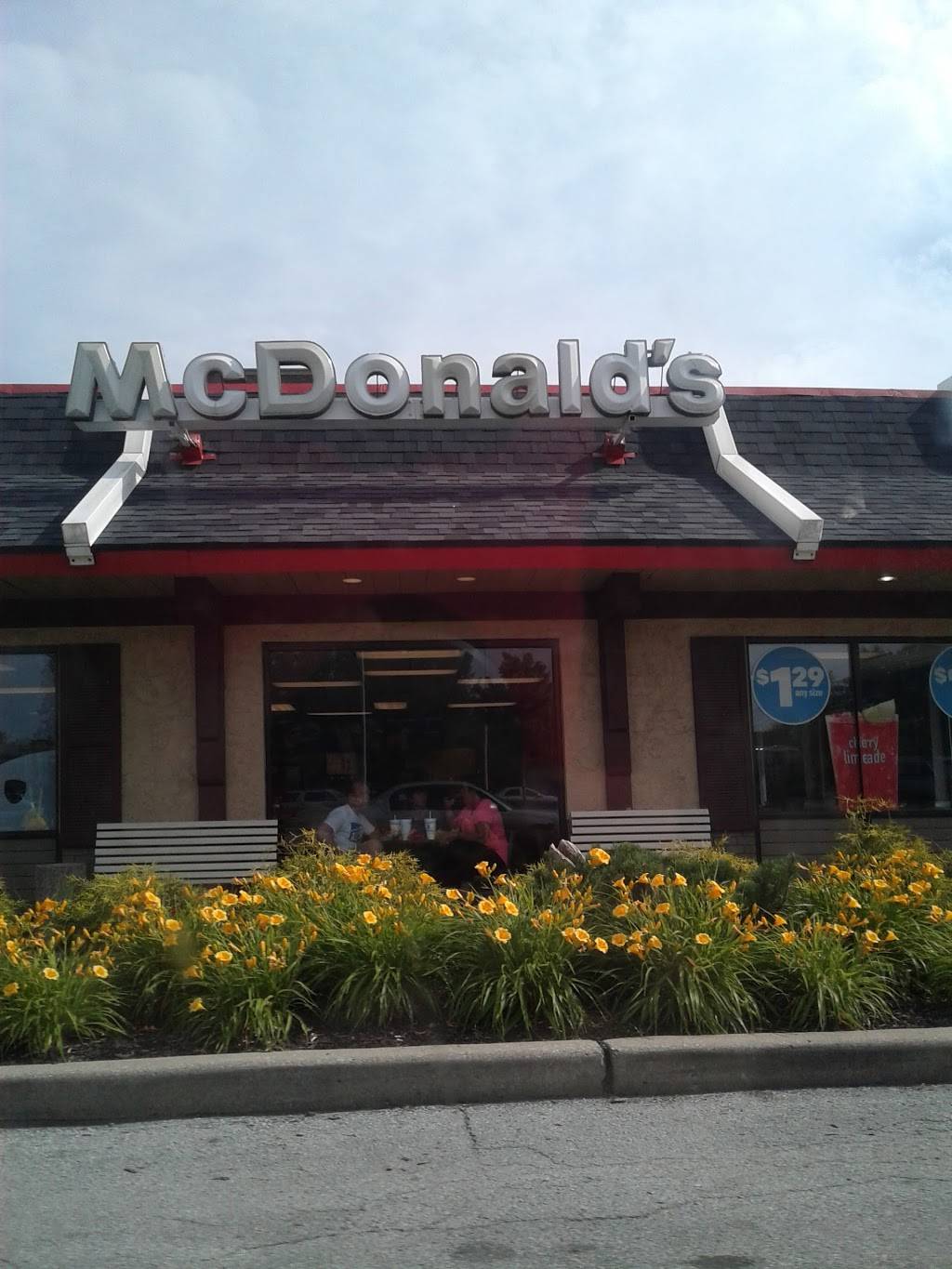 McDonalds | cafe | 6701 E Front St, Kansas City, MO 64120, USA | 8162412450 OR +1 816-241-2450
