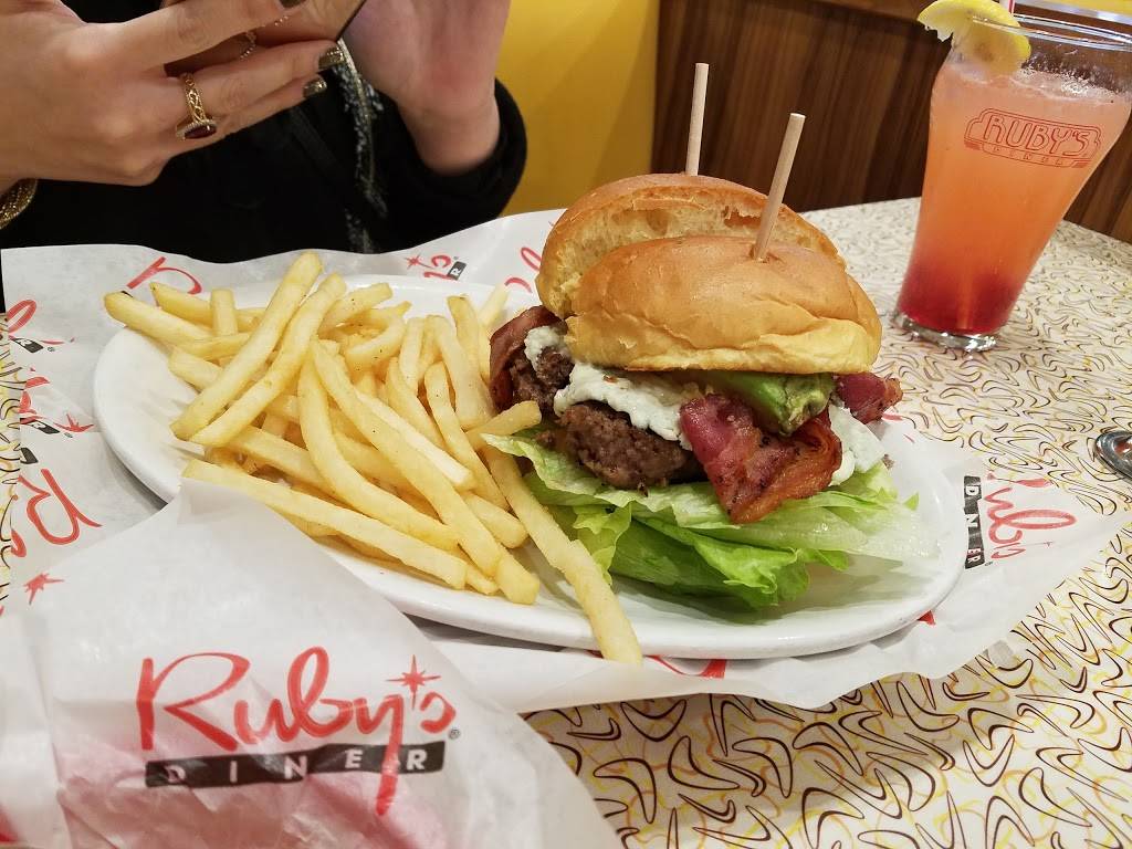 Rubys Diner | restaurant | 3500 Sports Arena Blvd, San Diego, CA 92110, USA | 6192244171 OR +1 619-224-4171