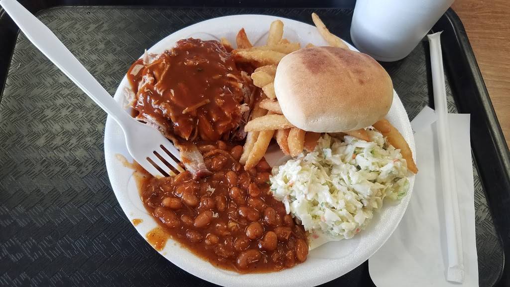 Three Little Pigs Bar-B-Q | restaurant | 5145 Quince Rd, Memphis, TN 38117, USA | 9016857094 OR +1 901-685-7094