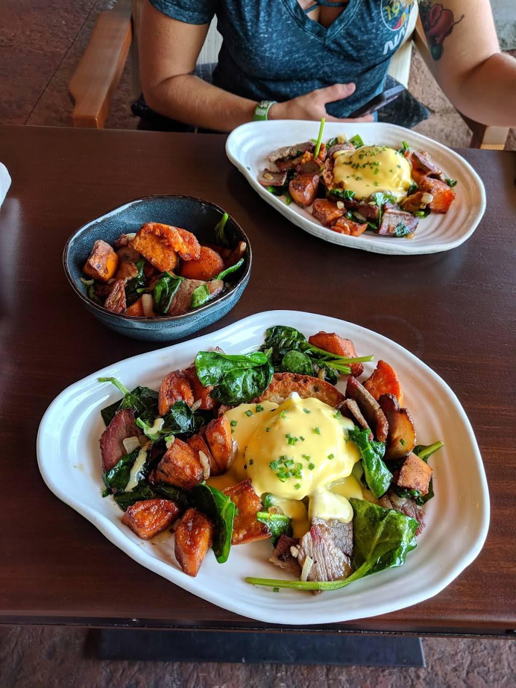 Geyser Point Bar & Grill | restaurant | 901 Timberline Dr, Lake Buena Vista, FL 32830, USA | 4079395277 OR +1 407-939-5277