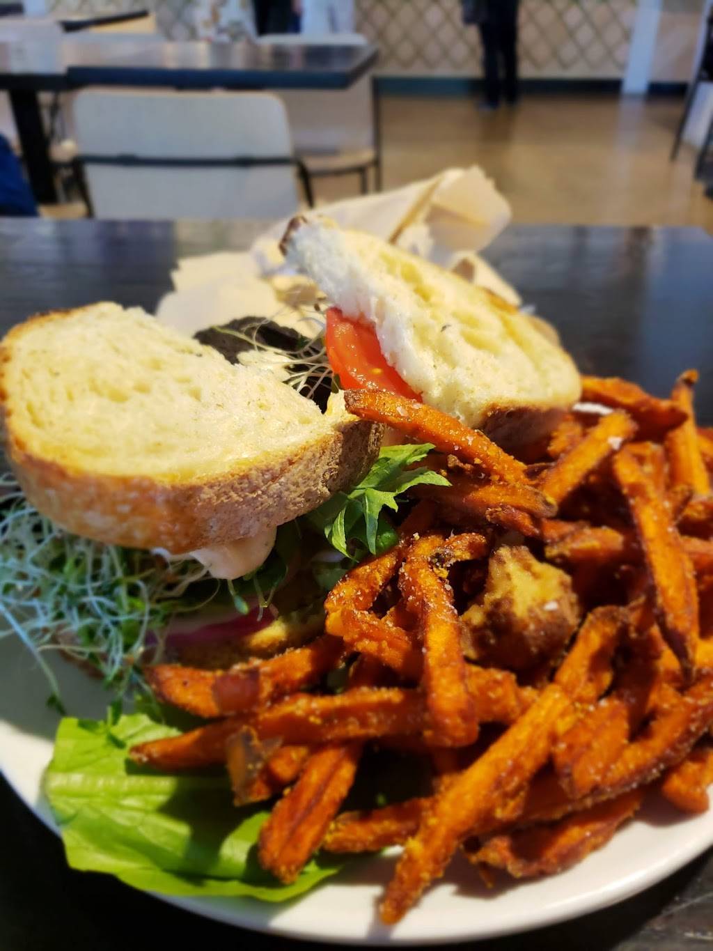 R. House | restaurant | 301 W 29th St, Baltimore, MD 21211, USA | 4433473570 OR +1 443-347-3570