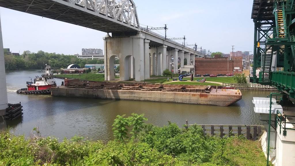 Hoopples | restaurant | 1930 Columbus Rd, Cleveland, OH 44113, USA | 2165750483 OR +1 216-575-0483