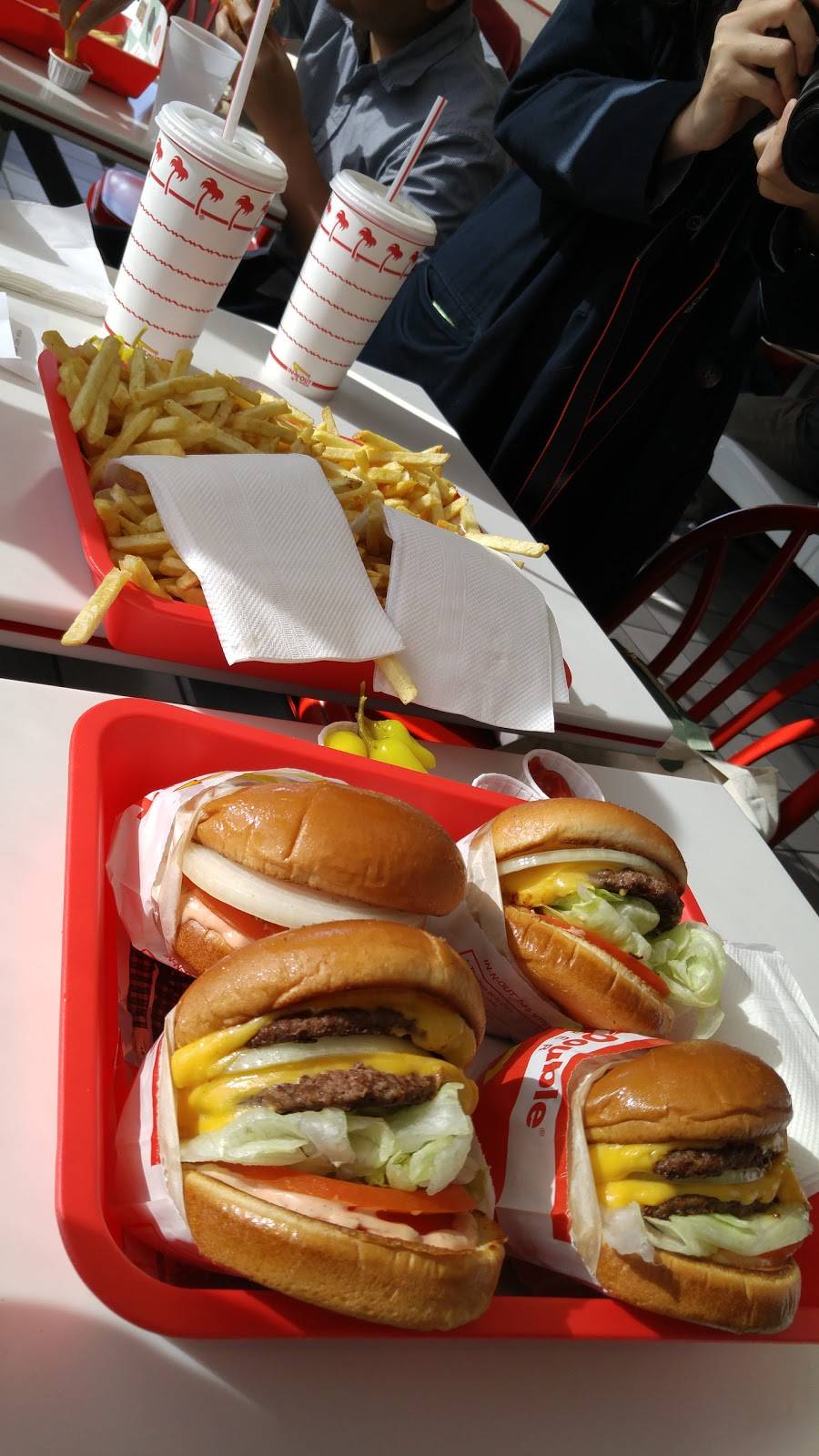In-N-Out Burger | restaurant | 11 Rollins Rd, Millbrae, CA 94030, USA | 8007861000 OR +1 800-786-1000