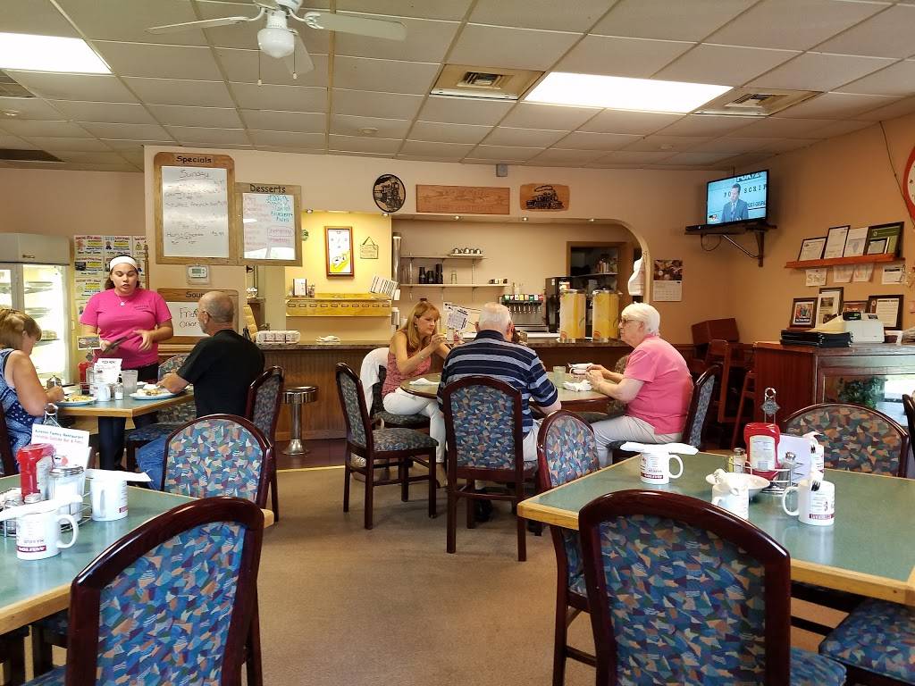 Aviston Family Restaurant/The Veranda Bar | restaurant | 201 Harrison St, Aviston, IL 62216, USA | 6182287272 OR +1 618-228-7272