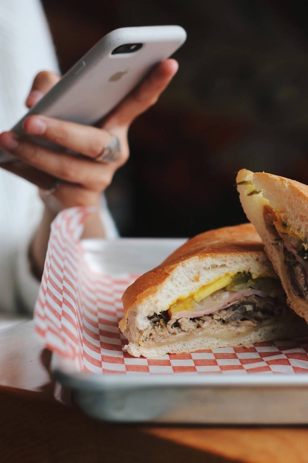 Au Cochon Fou | meal takeaway | 7848 Boulevard Champlain, LaSalle, QC H8P 1B3, Canada | 5145435535 OR +1 514-543-5535