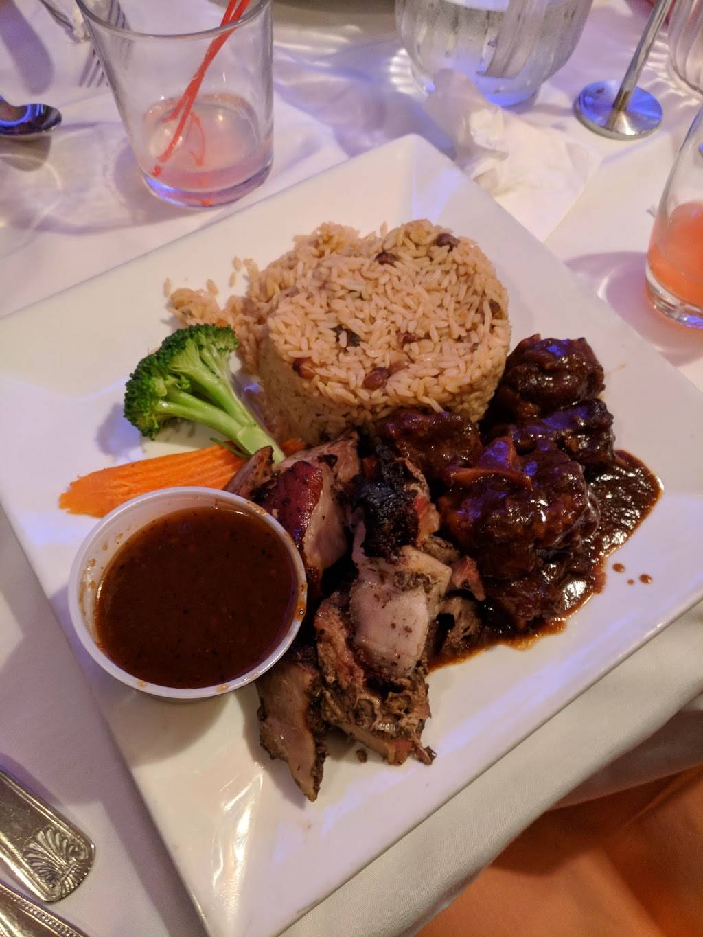 Henricas | night club | 138-89 Francis Lewis Blvd, Rosedale, NY 11422, USA | 7185277355 OR +1 718-527-7355