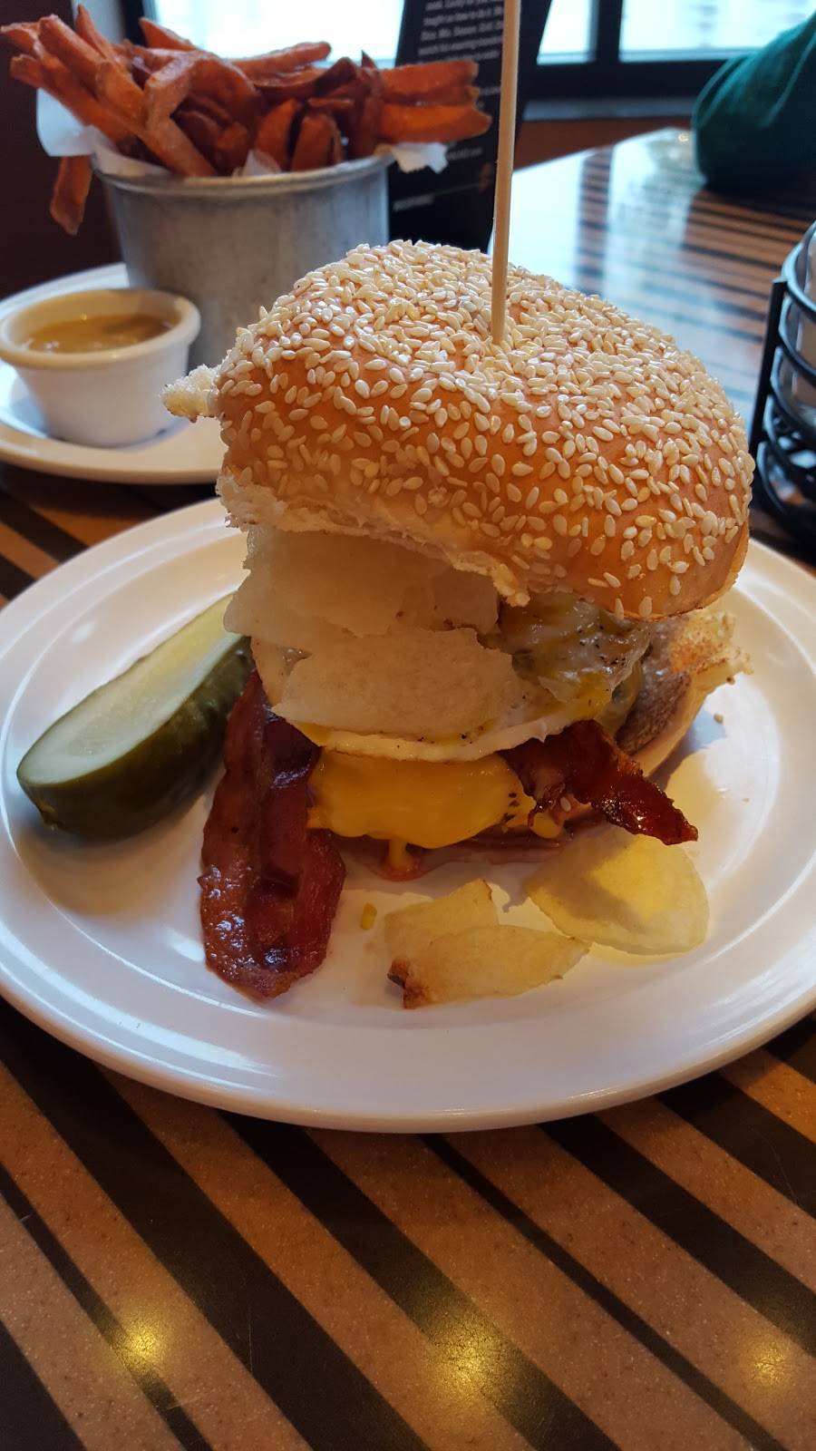 Bobbys Burger Palace | restaurant | 7101 Democracy Blvd, Bethesda, MD 20817, USA | 3017673943 OR +1 301-767-3943