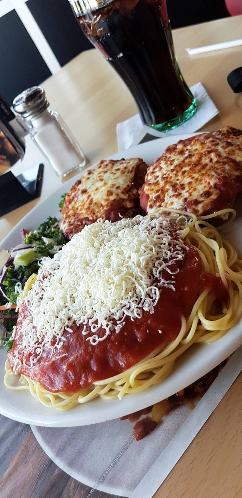 Mikes | restaurant | 880 Rue Beaulac, Saint-Laurent, QC H4R 2X7, Canada | 5143319655 OR +1 514-331-9655