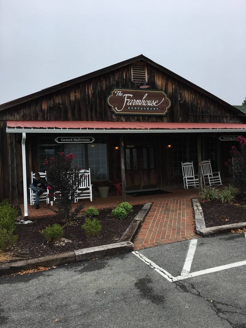 The Farmhouse | restaurant | 285 Ridinger St, Christiansburg, VA 24073, USA | 5402517600 OR +1 540-251-7600