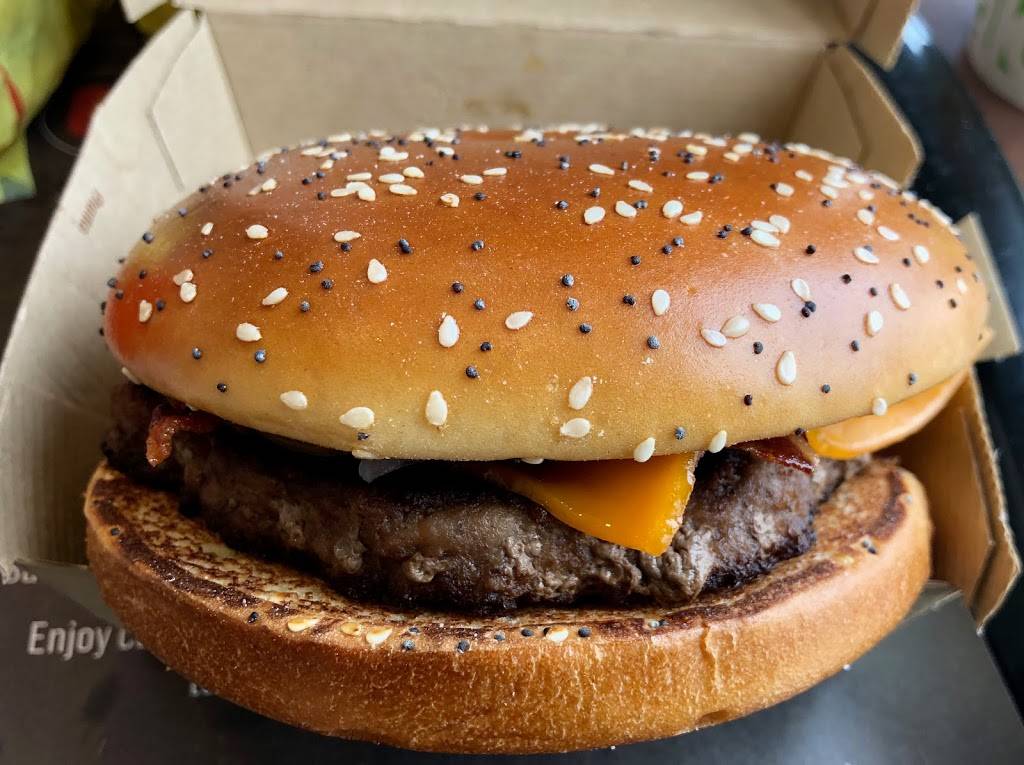 McDonalds | cafe | 11005 Yonge St, Richmond Hill, ON L4C 3E3, Canada | 9057806740 OR +1 905-780-6740