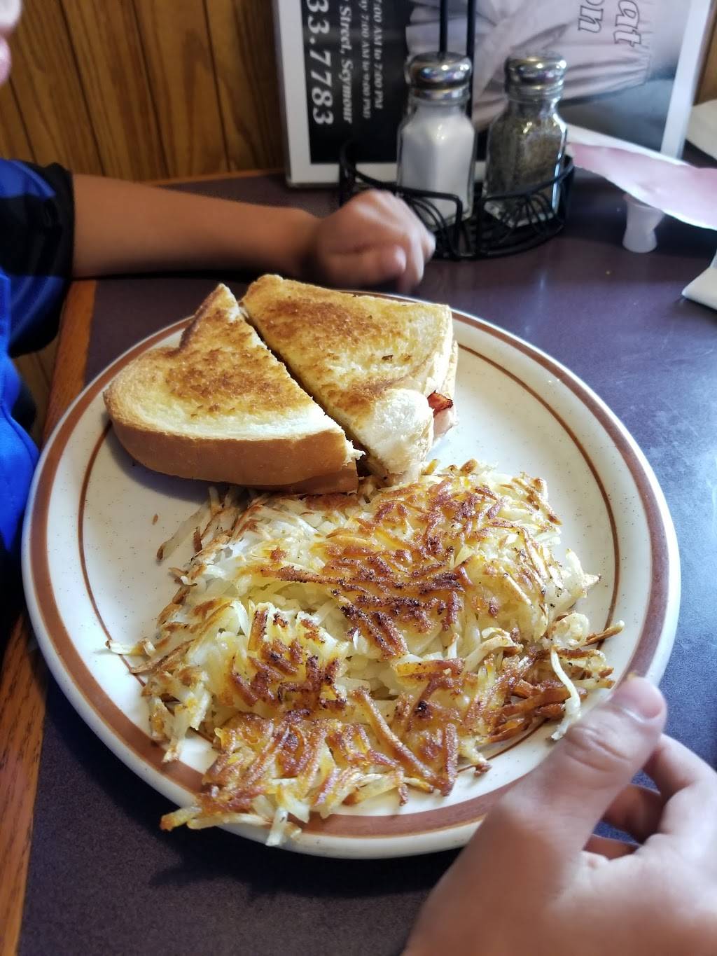 Petticoat Junction | restaurant | 138 Morrow St, Seymour, WI 54165, USA | 9208337783 OR +1 920-833-7783