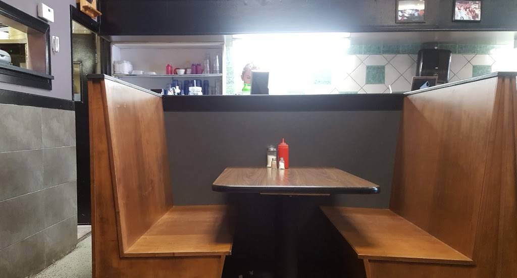 Debs Place | restaurant | 1387 Grand Marais Rd W, Windsor, ON N9E 1E2, Canada | 5199697080 OR +1 519-969-7080