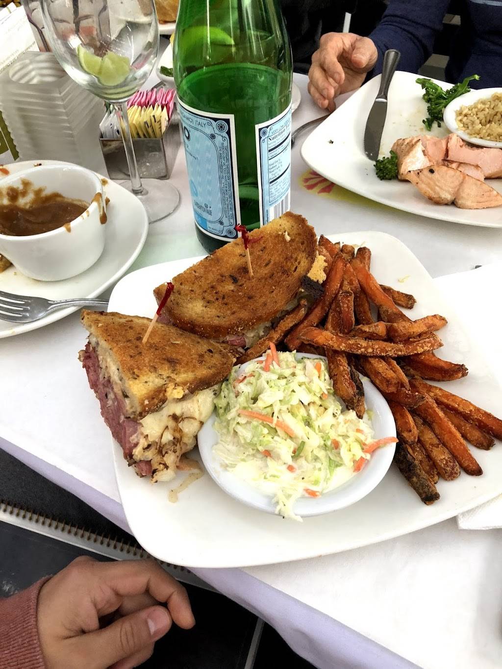 Lovis Delicatessen | bakery | 24005 Calabasas Rd, Calabasas, CA 91302, USA | 8182238777 OR +1 818-223-8777