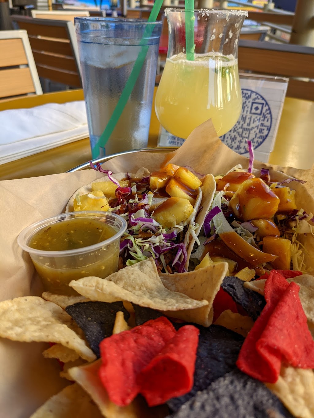 Mickie Finnz Fish House & Bar | restaurant | 425 E Fremont St, Las Vegas, NV 89101, USA | 7023824204 OR +1 702-382-4204