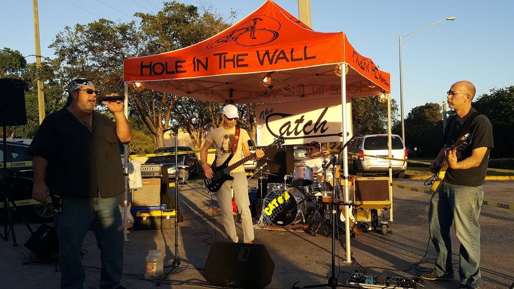 Hole In The Wall Tavern | restaurant | 9821 SW 184th St, Palmetto Bay, FL 33157, USA | 3052333225 OR +1 305-233-3225