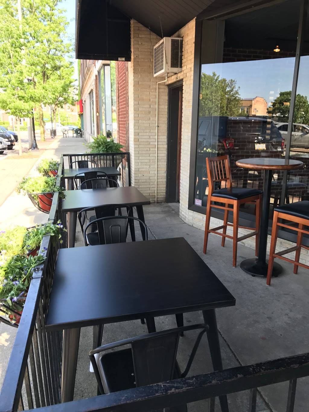 Dolces Restaurant & Wine Bar | restaurant | 15 W Quincy St, Westmont, IL 60559, USA | 6306630401 OR +1 630-663-0401