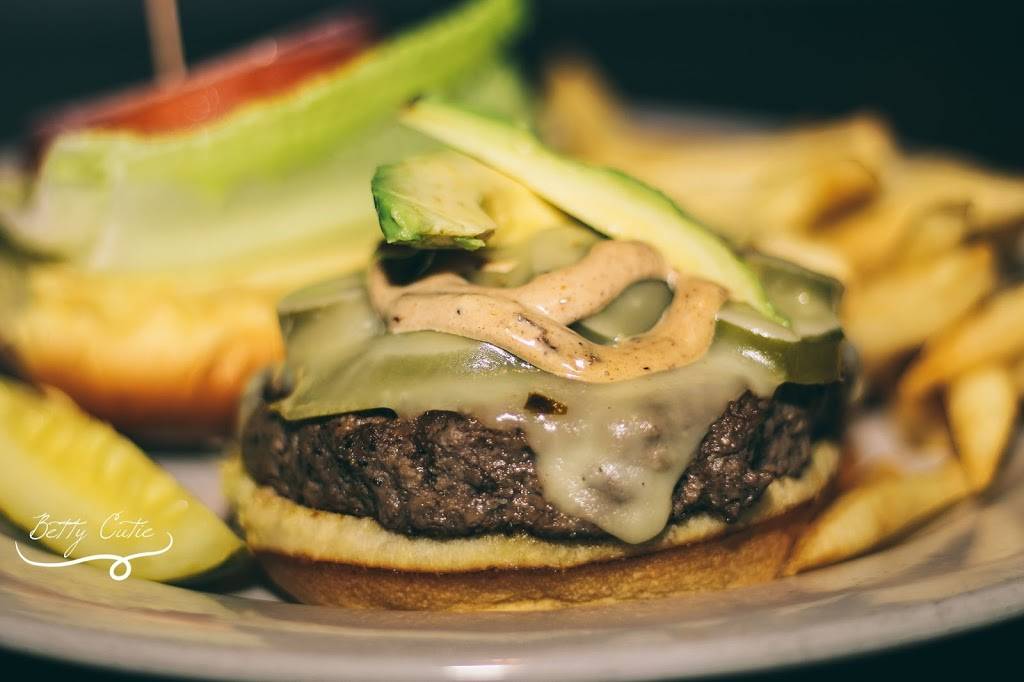 Dogtooth Sports and Music Bar | restaurant | 5310 Shirley St, Naples, FL 34109, USA | 2394317004 OR +1 239-431-7004