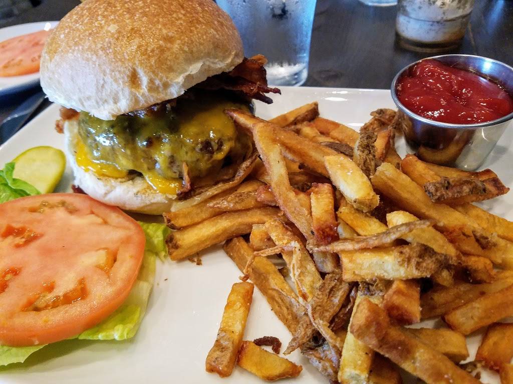 Henleys Village Tavern | restaurant | 184 Orinoco Dr, Brightwaters, NY 11718, USA | 6319680100 OR +1 631-968-0100