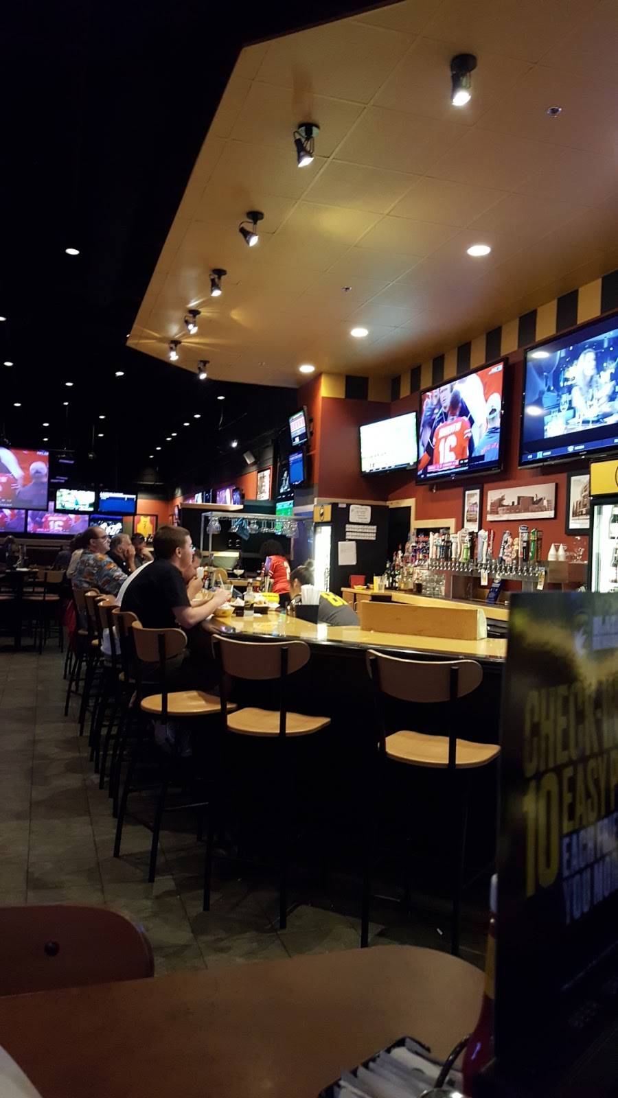 Buffalo Wild Wings | restaurant | 239 Midway Blvd, Elyria, OH 44035, USA | 4403245544 OR +1 440-324-5544