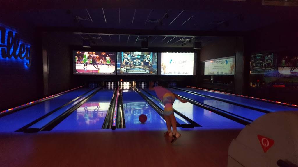 C.J. Barrymores | restaurant | 21750 Hall Rd, Clinton Twp, MI 48038, USA | 5864692800 OR +1 586-469-2800