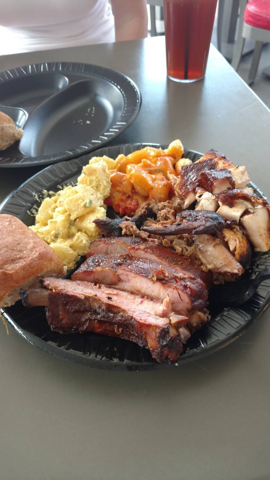 Off the Bone Barbeque | restaurant | 1734 S Lamar St, Dallas, TX 75215, USA | 2145659551 OR +1 214-565-9551