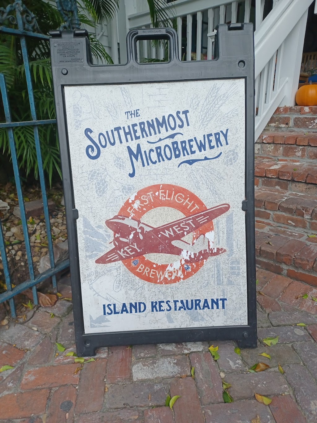 First Flight Island Restaurant & Brewery | restaurant | 301 Whitehead St, Key West, FL 33040, USA | 3052938484 OR +1 305-293-8484