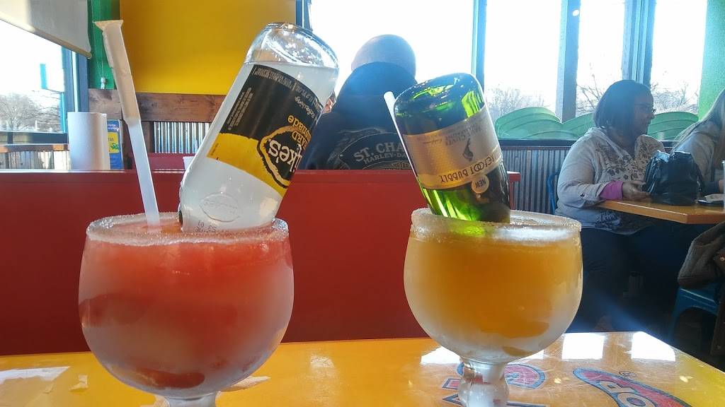 Fuzzys Taco Shop | restaurant | 2412 W Clay St, St Charles, MO 63301, USA | 6369253025 OR +1 636-925-3025