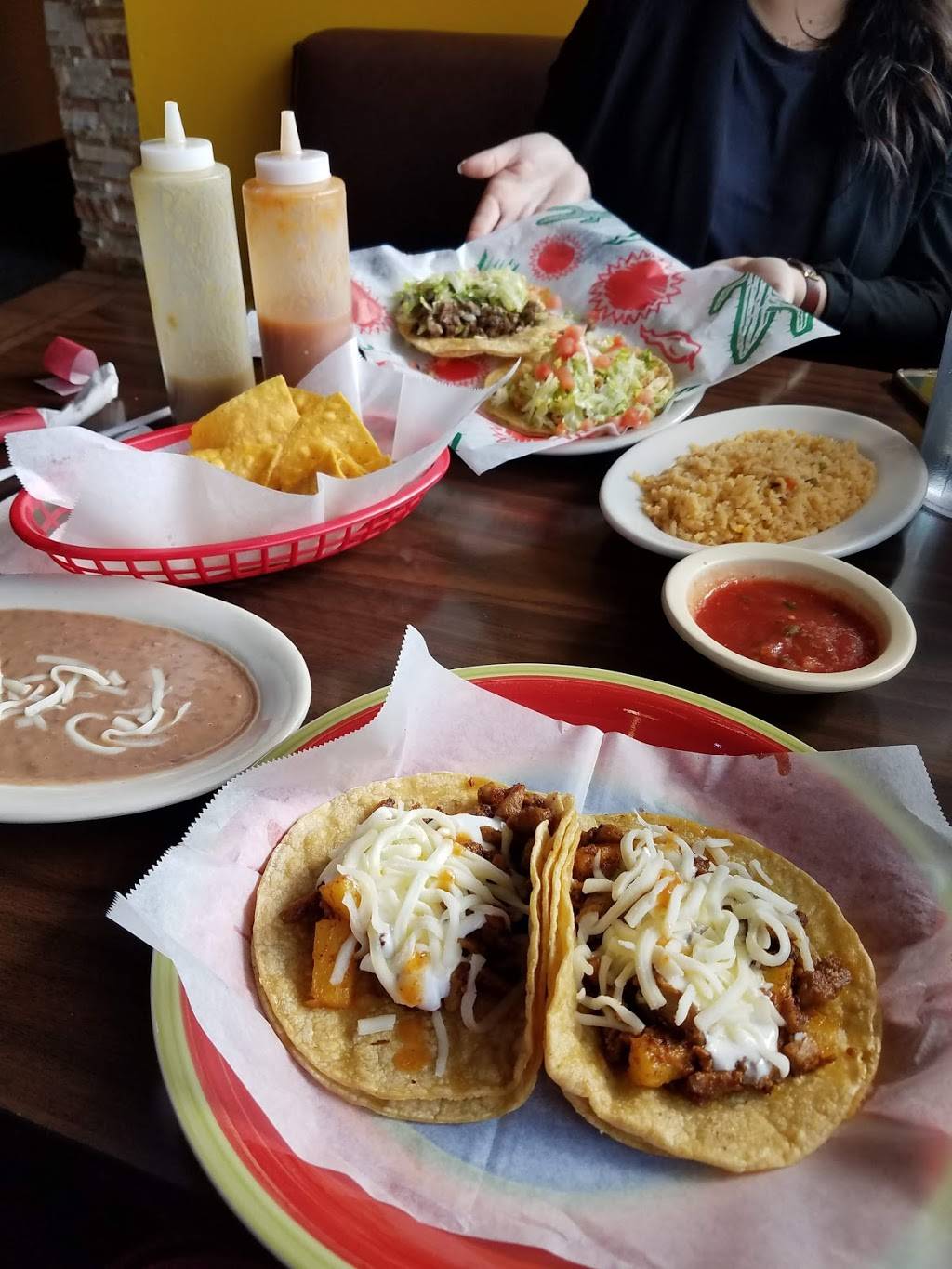 La Familia Jalisco Mexican Restaurant | restaurant | 4022 Alpine Ave NW, Comstock Park, MI 49321, USA | 6162024141 OR +1 616-202-4141