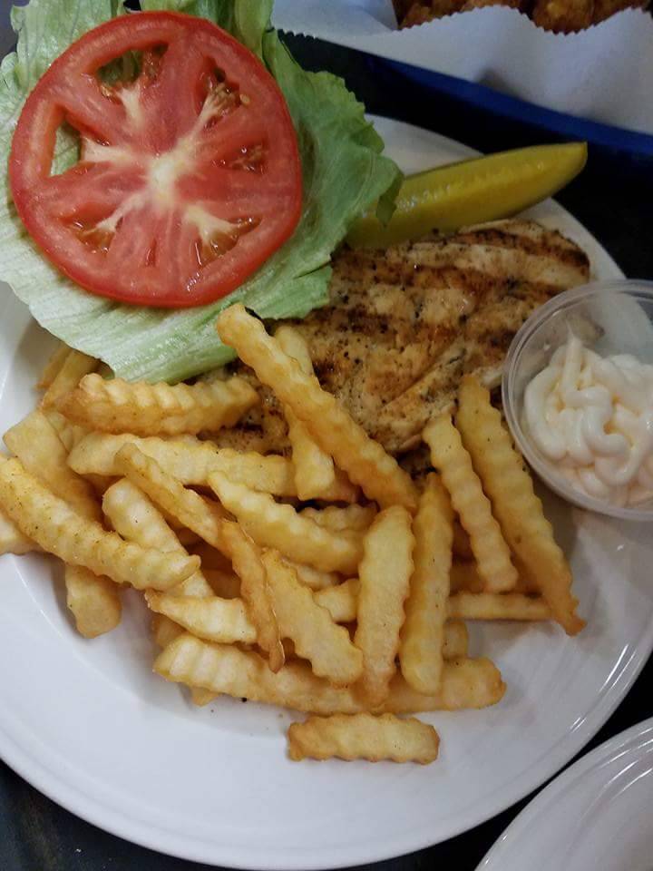 Leez Place | restaurant | 2738 N 48th Rd, Sandwich, IL 60548, USA | 8154984499 OR +1 815-498-4499