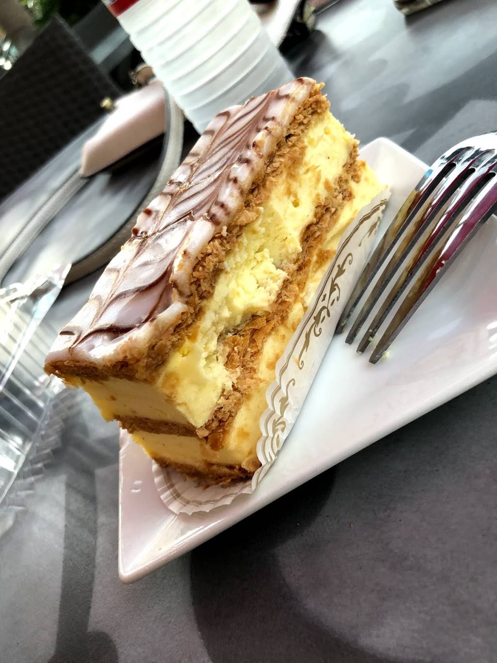 Le Macaron French Pastries | bakery | 2907 Carlsbad Blvd, Carlsbad, CA 92008, USA | 8582318216 OR +1 858-231-8216